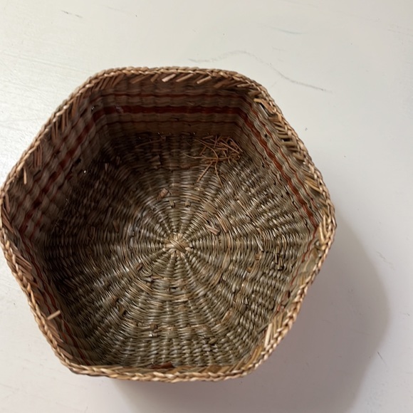 Hexagon woven container with lid. - Picture 3 of 4